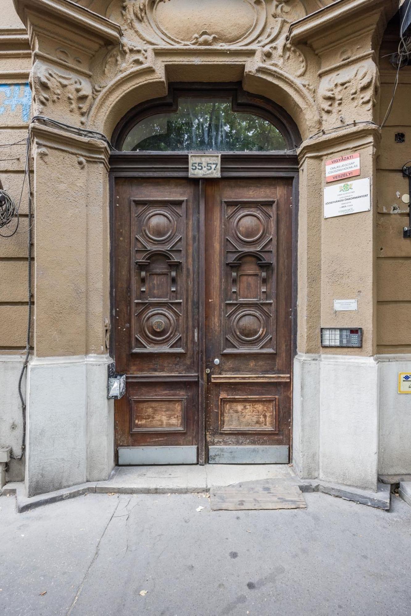 Central Budapest Oasis - Modern Charm, Timeless Comfort מראה חיצוני תמונה